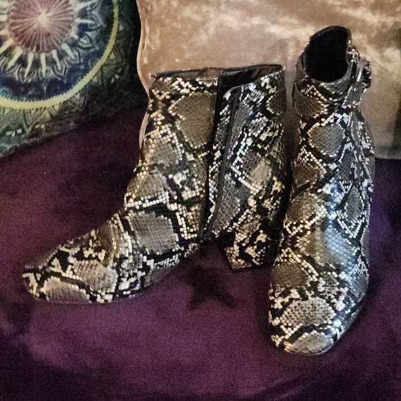 Boots - Picture 4 of 4